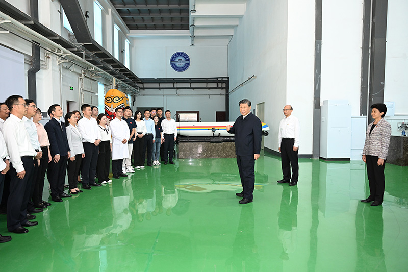 9月6日至8日，中共中央總書記、國家主席、中央軍委主席習(xí)近平在黑龍江考察。這是7日上午，習(xí)近平在哈爾濱工程大學(xué)考察時(shí)，同師生代表親切交流。